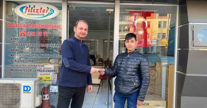 Yola savrulan parasını toplayan esnafı yapılan haberlerde görüp parasını teslim aldı