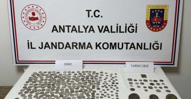 Kaş’ta tarihi eser kaçakçılığı operasyonu: Çok sayıda obje ve gümüş sikke ele geçirildi