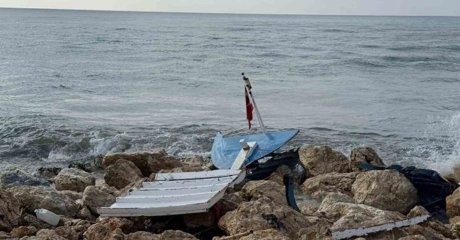 Kıyıya yanaşmak istedikleri tekne kayalıklara çarpıp paramparça oldu