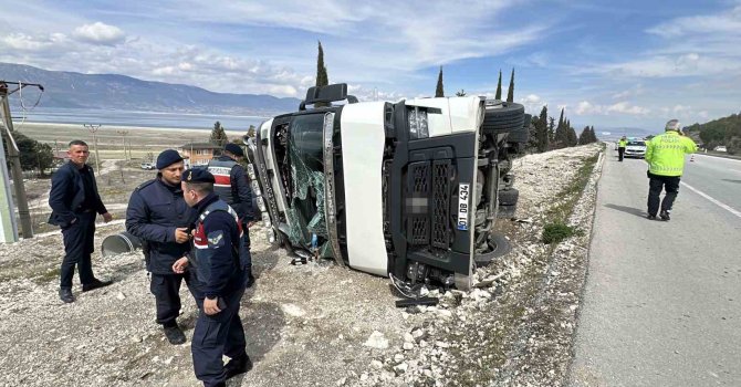 Alkollü sürücünün kullandığı tır yan yattı: 1 yaralı