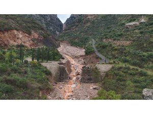 Aşırı yağışla birlikte derenin artan debisi köprüyü yıktı, yolda çökmeye neden oldu