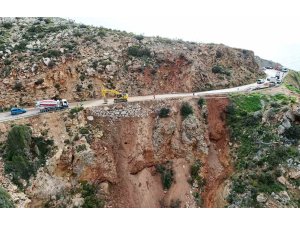 Mersin’de çöken yolda çalışmalar sürüyor: Mersin-Antalya yolunda trafik kontrollü sağlanıyor