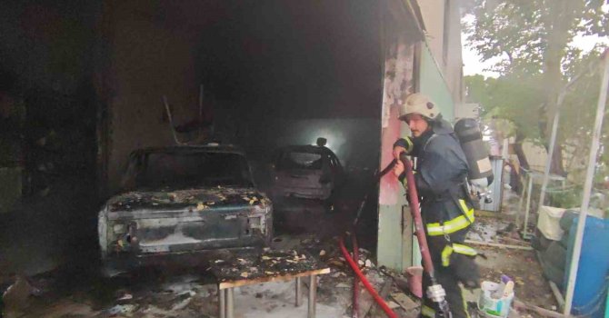 Antalya’da oto boyama atölyesindeki yangında iki iş yeri zarar gördü