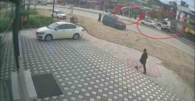 Karşıdan karşıya geçmek isteyen öğrencilere çarpmamak için sola manevra yapan iş makinesi yüklü tır sürücüsünün faciayı önlediği anlar kamerada