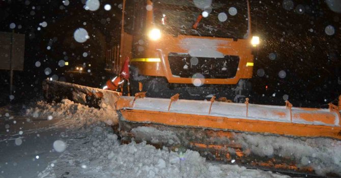Alacabel’de yağmur kara döndü, kar kalınlığı 5 santime ulaştı