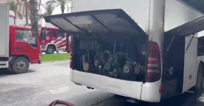 Park halindeki otobüsün motor bölümünde yangın çıktı