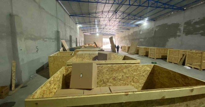 Makaronları sandık içine gizleyip montajladılar