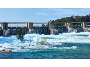 Seyhan Barajı’nda kapaklar açıldı: Çağlayan sular Seyhan Nehri ile buluştu