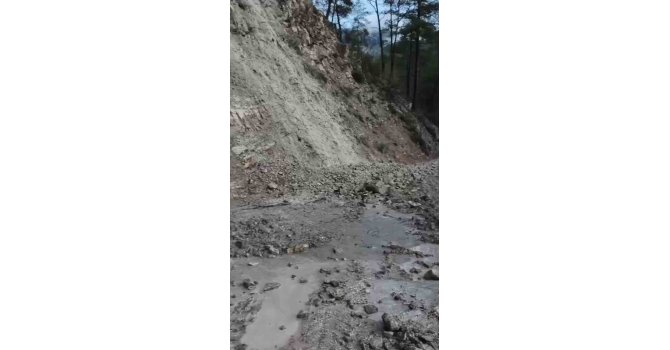 Heyelan köy yolunu ulaşıma kapattı