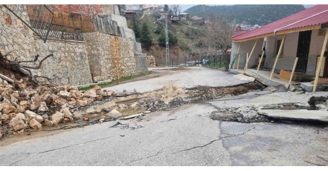 Mersin’de heyelan: Yol yarıldı, evler zarar gördü