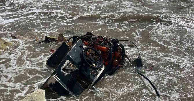 Alanya’da balıkçı teknesi alabora oldu: 2 kişi yüzerek kurtuldu