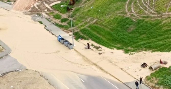 Adana’da yağmur hayatı felç etti: Dereler taştı, yollar göle döndü