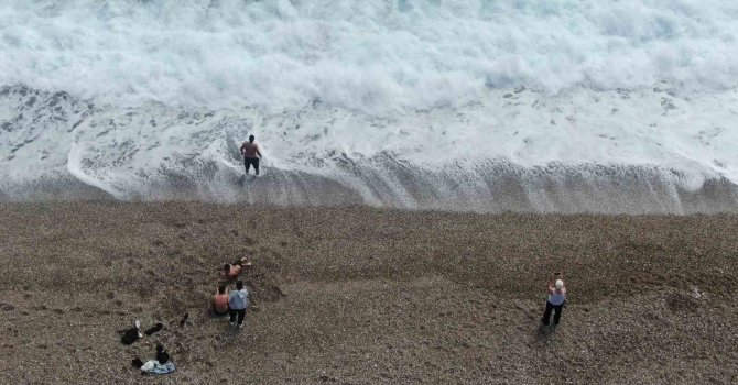 Antalya’nın yüksek kesimlerinde karla mücadele, sahilinde deniz keyfi