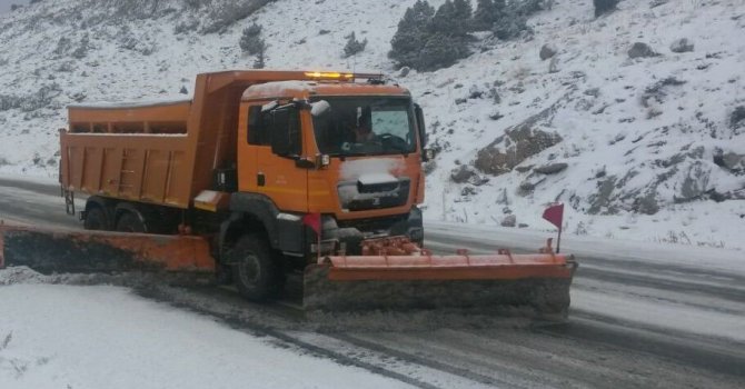 Antalya-Konya karayolunda kar etkisini sürdürüyor