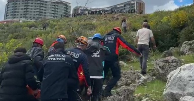 Dengesini kaybederek kayalıklardan düşen kadını ekipler kurtardı