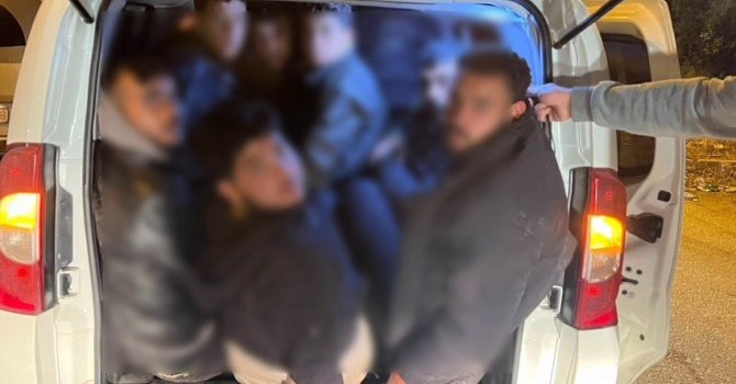 Göçmenleri tıka basa taşırken yakayı ele veren insan tacirine 102 bin TL ceza