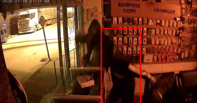 Parke taşıyla camları kırıp iş yerini soyanlar tutuklandı