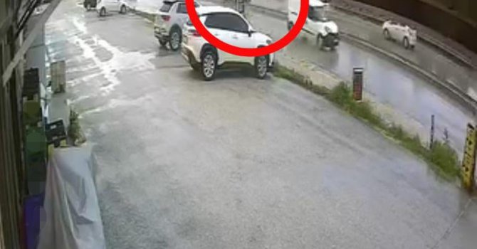 Sürücüsü markete gitti, el freni çekilmeyen otomobil ana yola çıktı