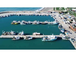 Fırtınalı Akdeniz, balıkçıları barınağa hapsetti