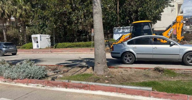 Antalya’da otomobil elektrik direğine çarptı: 2 yaralı