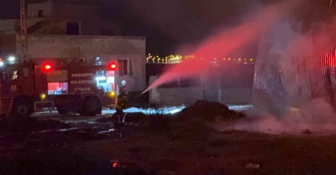Osmaniye’de karton fabrikasında çıkan yangın söndürüldü