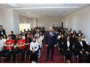 İl Sağlık Müdürü Nacar, gençlere tecrübelerini anlattı