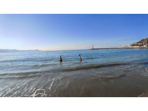 Alanya’da sabahın serinliğinde deniz keyfi