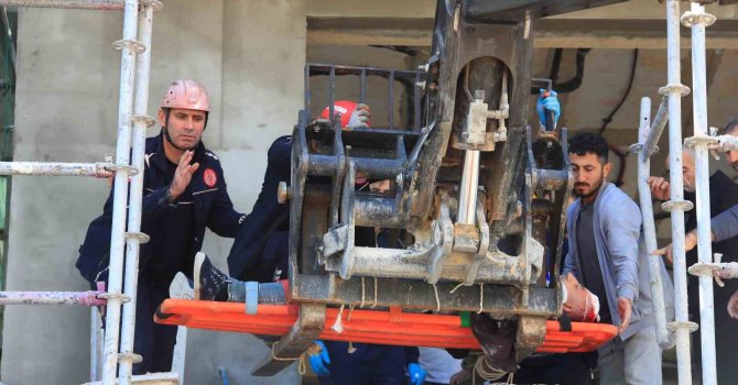 Demir iskeleden düşen inşaat işçisi yaralandı
