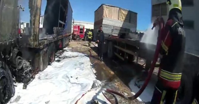 Mersin’de yangın, tırlar hurdaya döndü