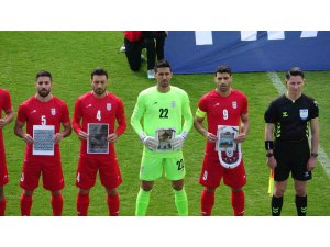 İran A Milli Futbol takımı, Kosta Rika maçına savaşta hayatını kaybeden çocukların fotoğrafıyla çıktı