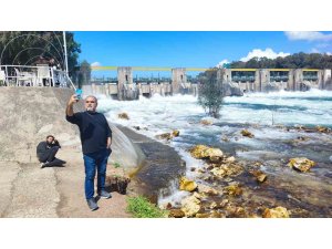 Taşkın önlemi manzaraya dönüştü, herkes fotoğraf çekti