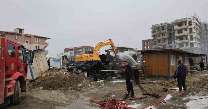 İşçilerin kaldığı 2 katlı yatakhane alevlere teslim oldu