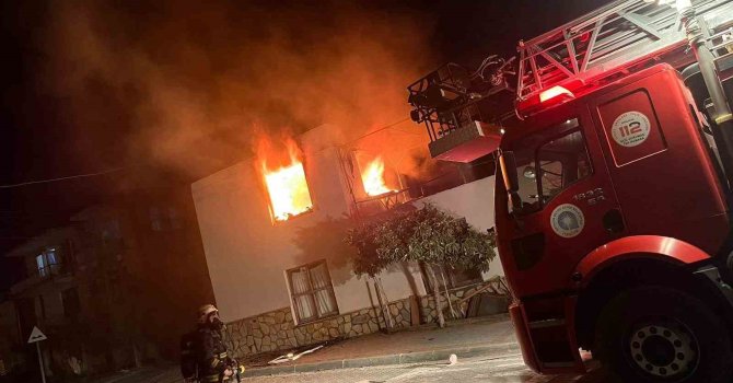 Yanan evde dumandan etkilenen iki çocuk hastaneye kaldırıldı