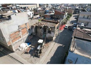 Akdeniz Belediyesi metruk binaları kontrollü şekilde yıkıyor