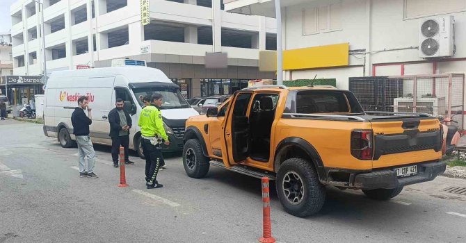 Aracına çarpan kamyonet için polis çağırdı hatalı parktan ceza yedi