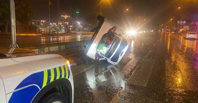 Refüje çarpıp yan yatan otomobilde bulunanların burnu bile kanamadı