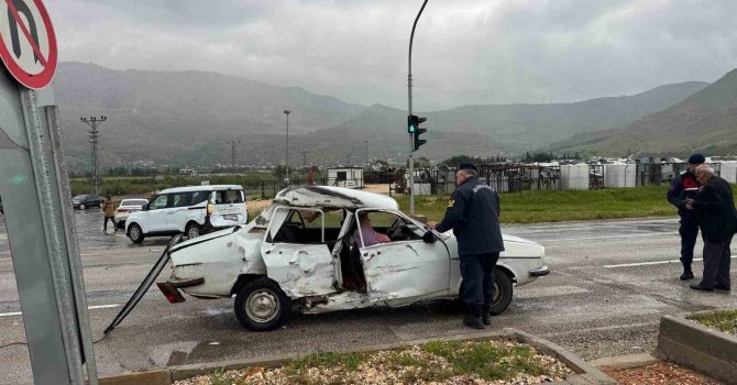 Silifke’de iki aracın karıştığı kazada 3 kişi yaralandı