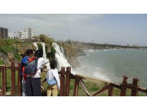 Dünyaca ünlü şelale, yağmur sonrası denizi kahverengiye bürüdü