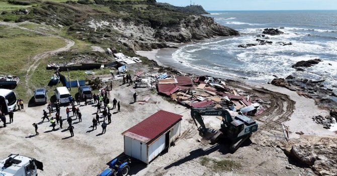Sahil kenarındaki kaçak yapıların yıkımı sürüyor