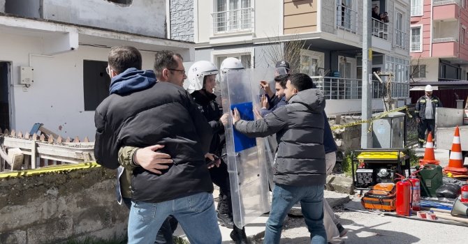 Burdur’da 5.7 büyüklüğündeki deprem tatbikatında gerçeği aratmayan görüntüler