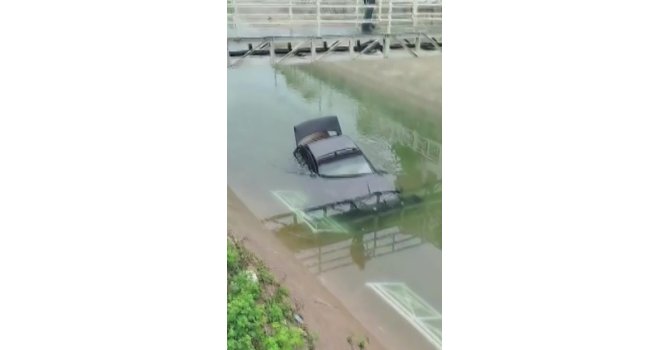 Adana’da otomobil sulamana kanalına düştü