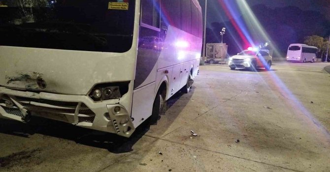 Serik’te midibüs ile çarpışan motosikletli yaralandı