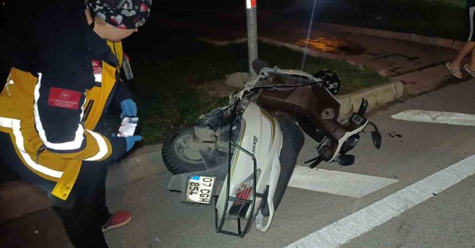Otomobil ile çarpışan motosikletli acı içinde yerde kaldı