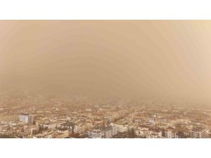 Antalya semaları kahverengiye büründü Sahra Çölü üzerinden gelen toz taşınımı çamur olup yağdı