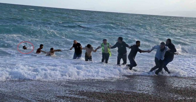 Can pazarının yaşandığı sahilde boğulan genç yüzündeki egzama için denize girmiş