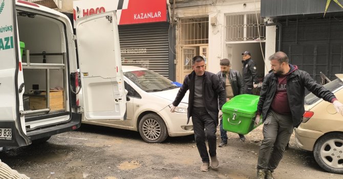 Yaşlı adam yalnız yaşadığı evde bıçaklanarak öldürüldü