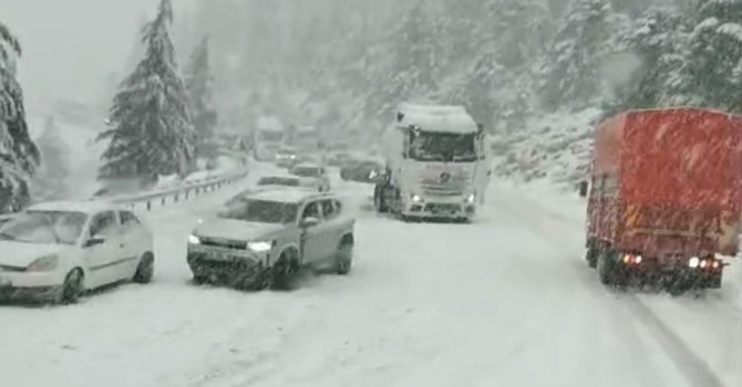 Alacabel’de nisan ayında kar sürprizi, sürücüler zor anlar yaşadı