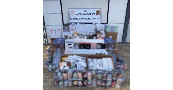 Antalya’da 3,5 milyon liralık kaçak elektronik eşya ve oyuncak ele geçirildi