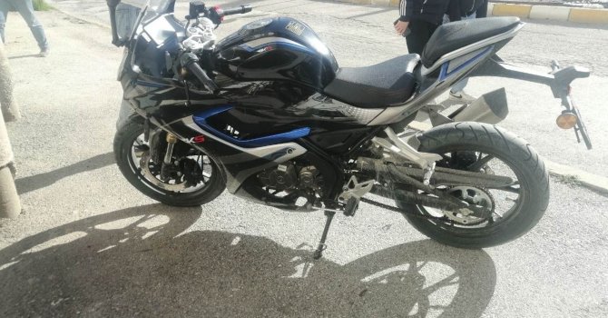 Yola savrulan motosikletin sürücüsü kaskı sayesinde kurtuldu