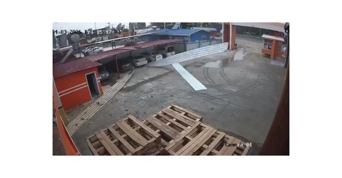 Tarsus’ta etkili olan rüzgar bir iş yerinin çatısını uçurdu